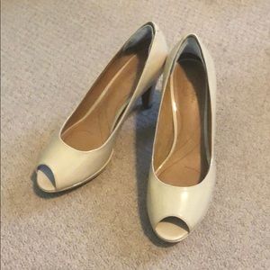 BRAND NEW Clarks open toe pumps - size 8.5